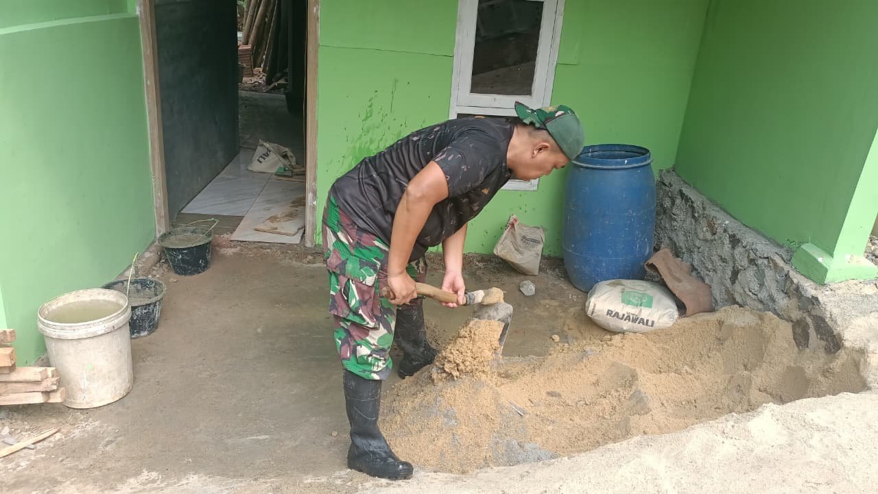 Harmonisasi TNI dan Warga: Transformasi Rumah Bapak Syahrul Melalui Program TMMD