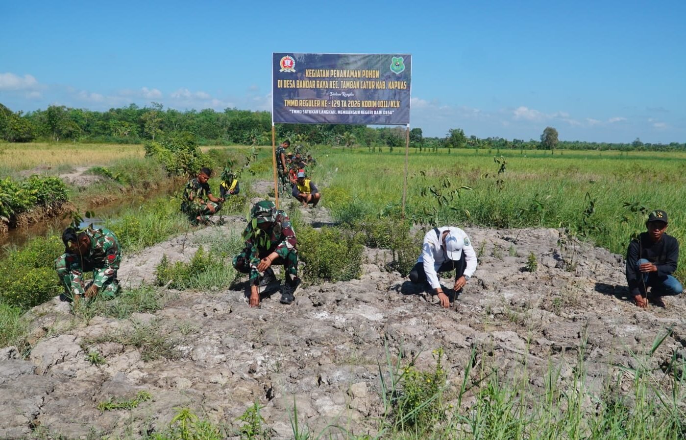 Aksi Penanaman Pohon oleh Satgas TMMD Ke-129 di Kuala Kapuas, Komitmen untuk Lingkungan