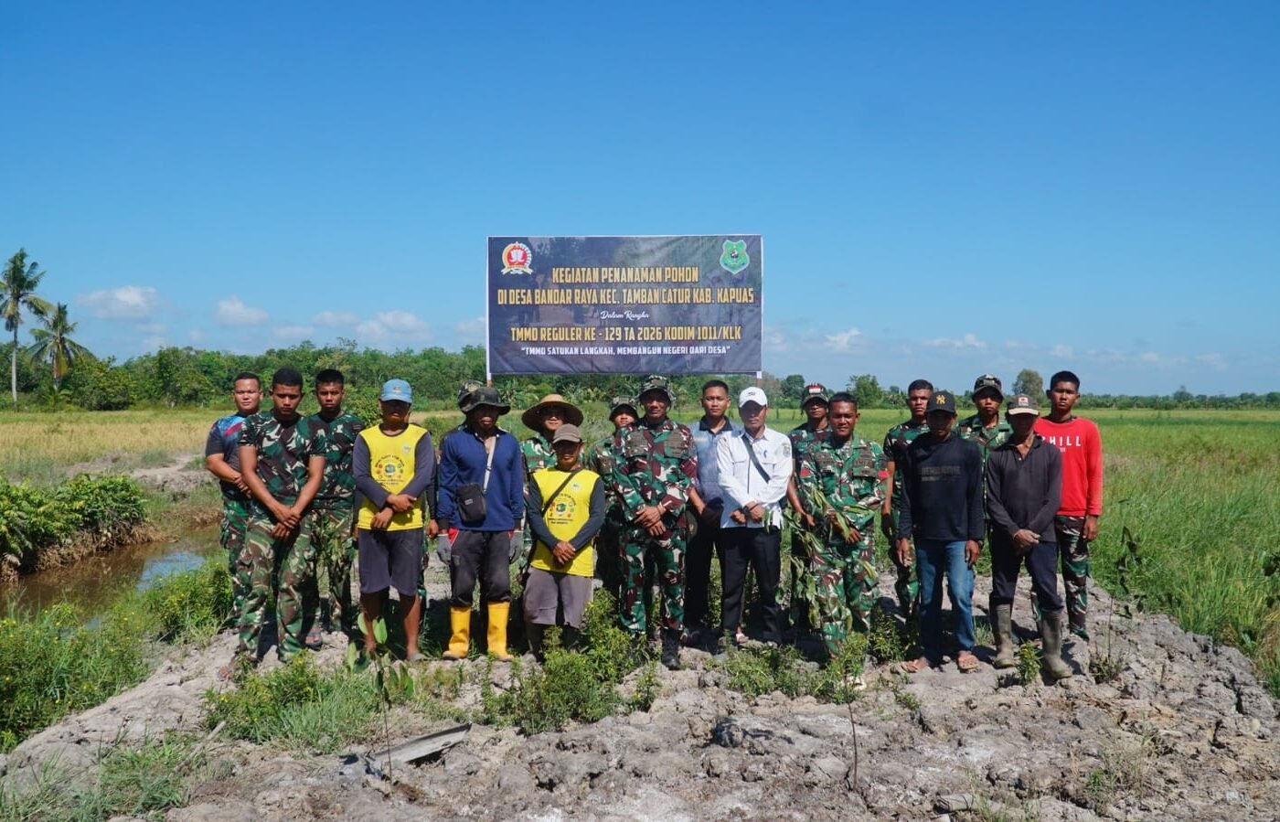 TMMD Reguler ke-129 Kodim 1011/Kuala Kapuas Dorong Kesadaran Lingkungan Melalui Penanaman Pohon