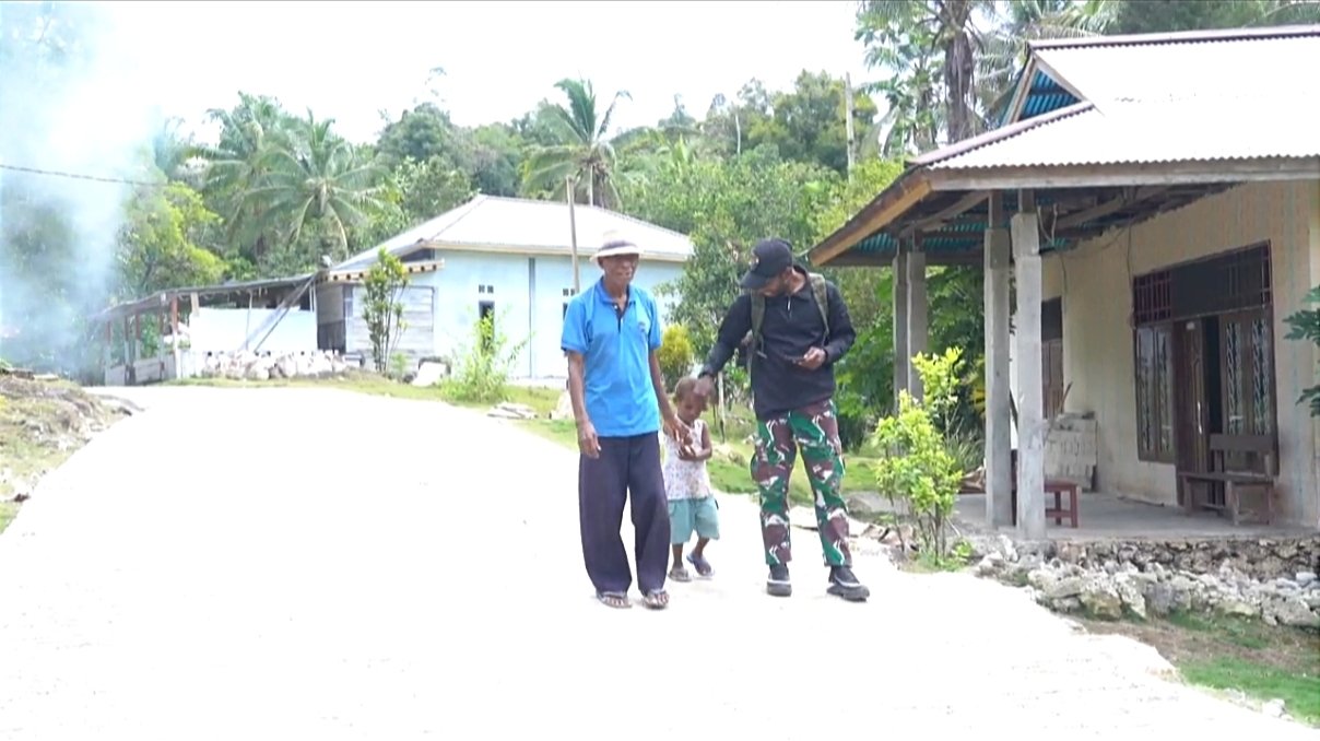 Saudara Kampung Sesor Nikmati Jalan Cor Hasil TMMD Ke-129