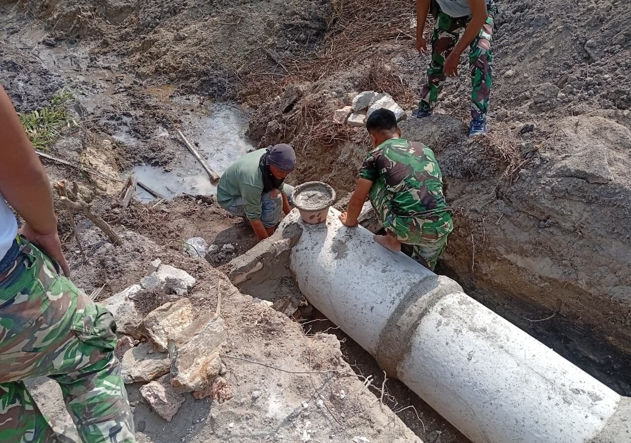 Kolaborasi Satgas TMMD dan Masyarakat Dalam Pemasangan Gorong-Gorong