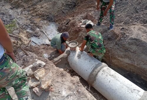 Kolaborasi Satgas TMMD dan Masyarakat Dalam Pemasangan Gorong-Gorong