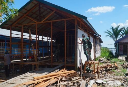 Kolaborasi Warga dan TNI dalam Pemasangan Kalsibut untuk RTLH di Desa Bandar Raya