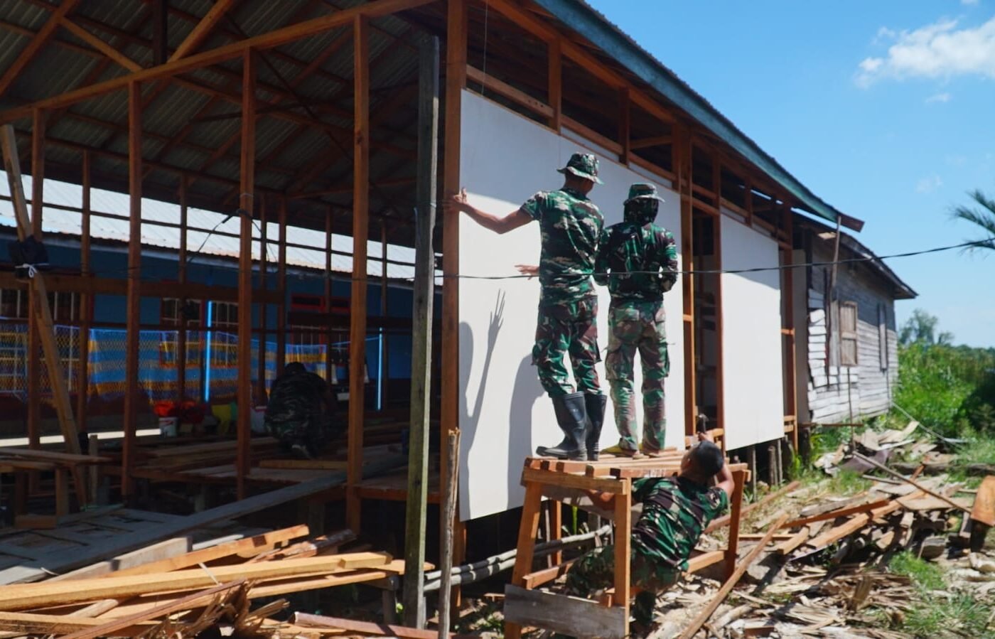 Kolaborasi Satgas TMMD dan Masyarakat dalam Mewujudkan Hunian yang Layak