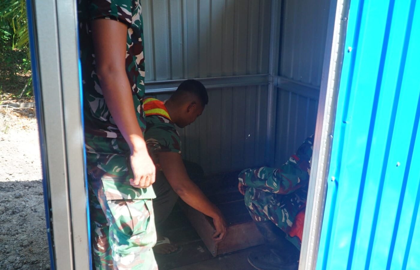 Sinergi TNI dan Warga dalam Pembangunan MCK di Desa Bandar Raya