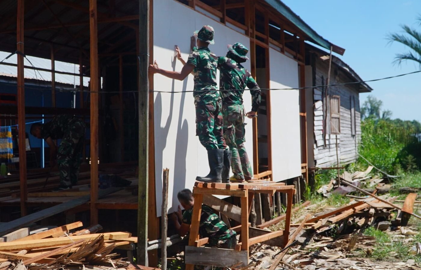 Kerja Sama TNI dan Masyarakat dalam Proyek RTLH di Desa Bandar Raya