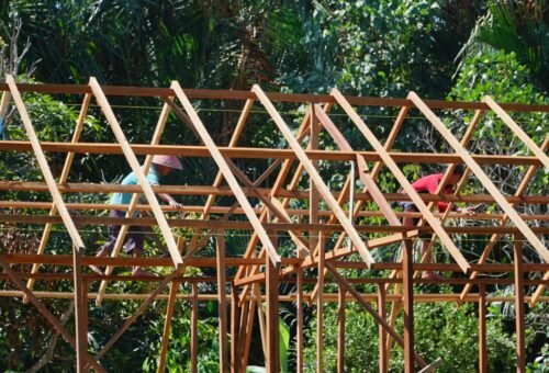 Pembangunan RTLH TMMD Kembali Maju, Kerangka Atap Dipasang