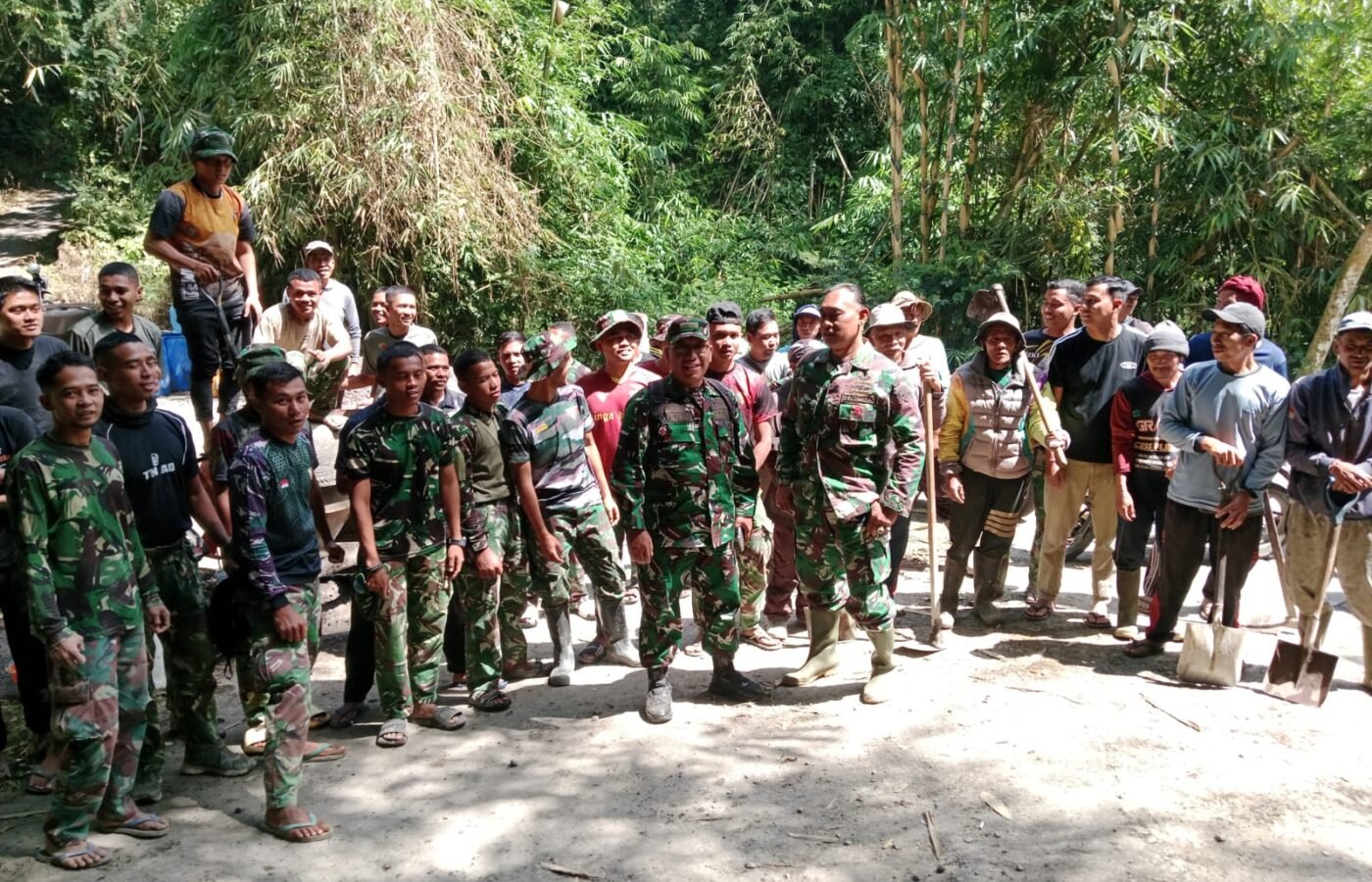 Sinergi TNI dan Masyarakat Percepat Pembangunan Rabat Beton di TMMD Ke-129