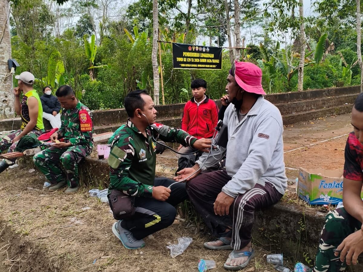Pelayanan Medis Gratis oleh Tim Kesehatan Satgas TMMD Ke-129 di Desa Sekardadi
