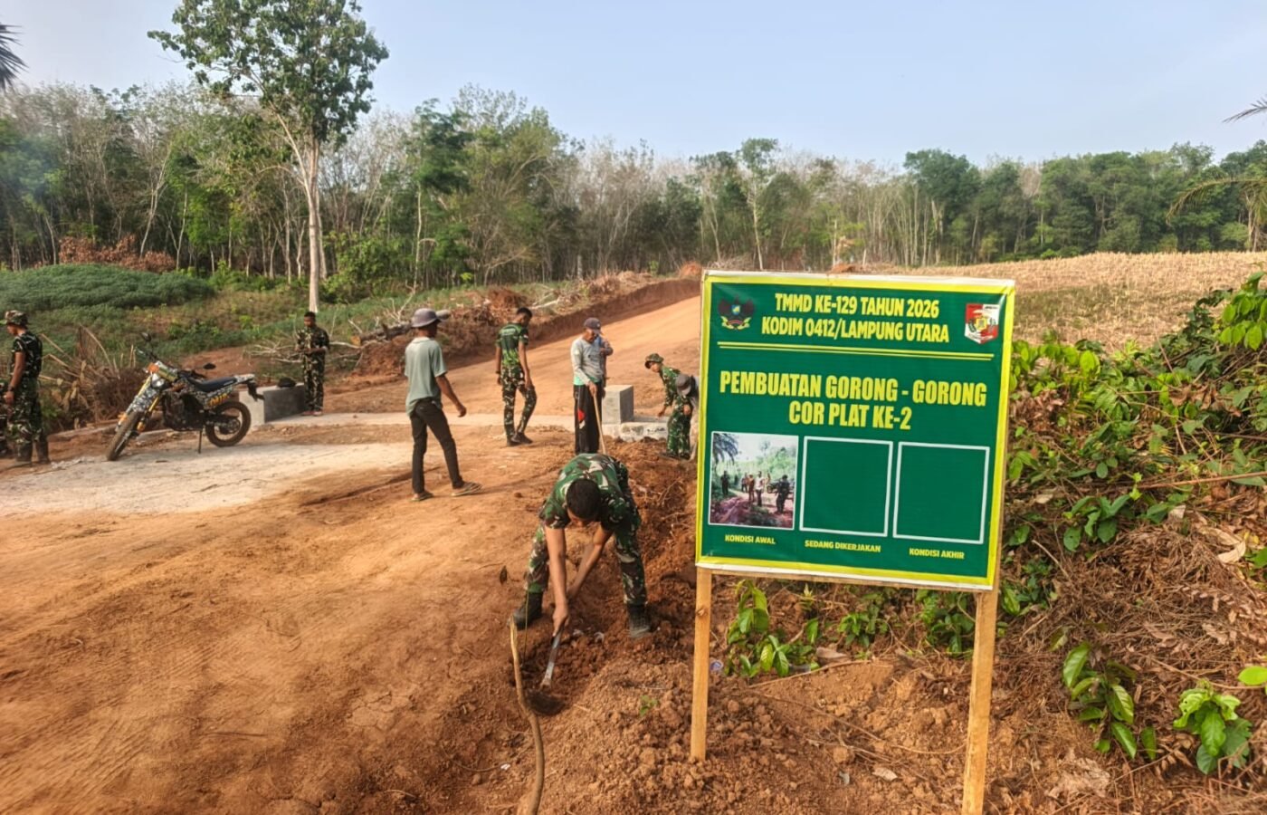 Kebersamaan TNI dan Warga Lampung Utara Dalam Kegiatan TMMD 129