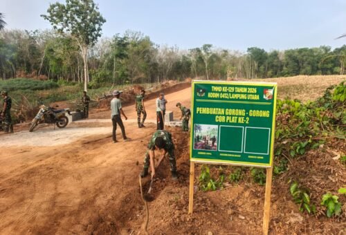 Kebersamaan TNI dan Warga Lampung Utara Dalam Kegiatan TMMD 129