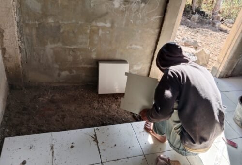 Pengerjaan Keramik Program Rutilahu TMMD Ke-129 Kodim 0608/Cianjur Tingkatkan Kualitas Tempat Tinggal Warga