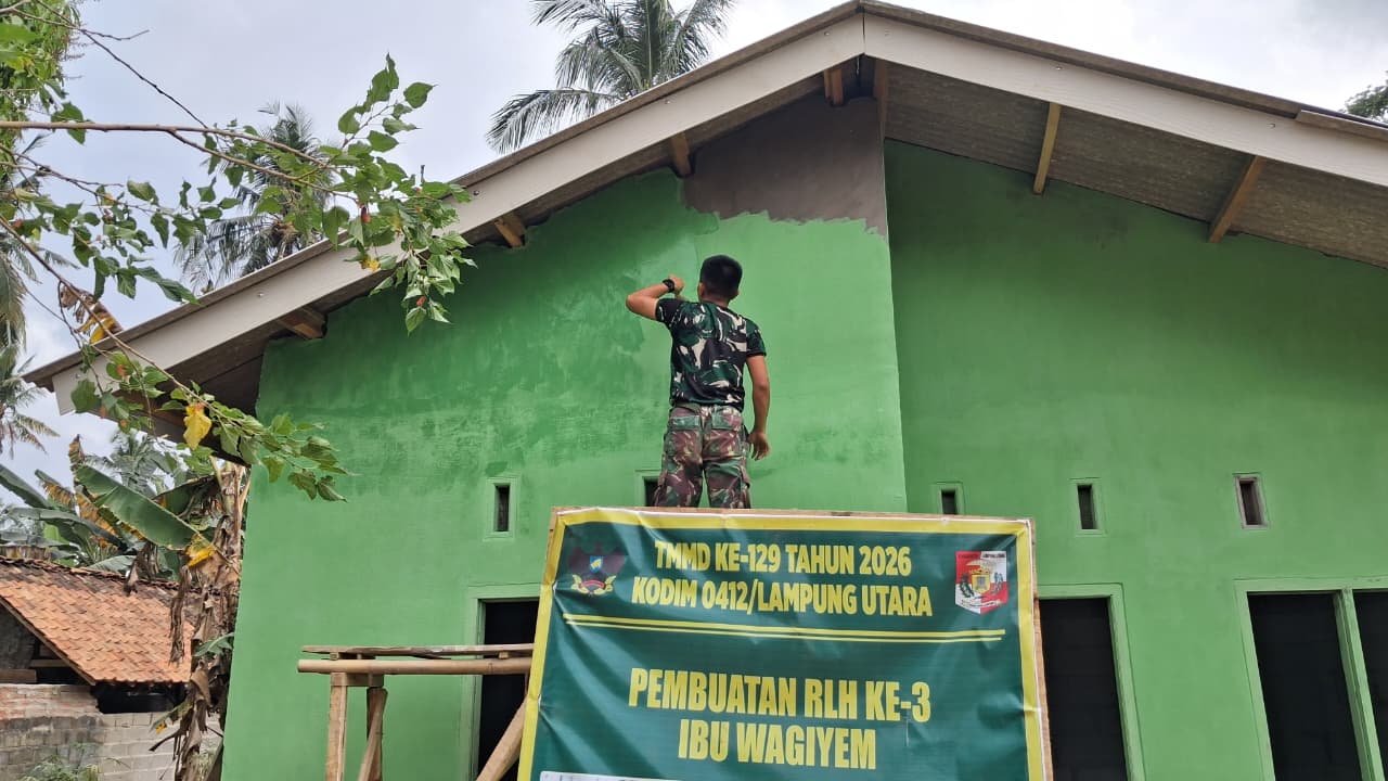 Proyek TMMD ke-129 Kodim 0412/LU: Penyelesaian Pengecatan Kedua Rumah Ibu Wagiyem
