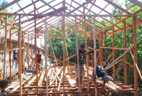 Kecepatan Pekerjaan Satgas TMMD Ke-129 Dalam Pemasangan Atap RTLH