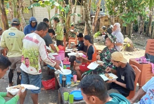 Kebersamaan TNI dan Warga Melalui Komsos dan Makan Bersama di TMMD