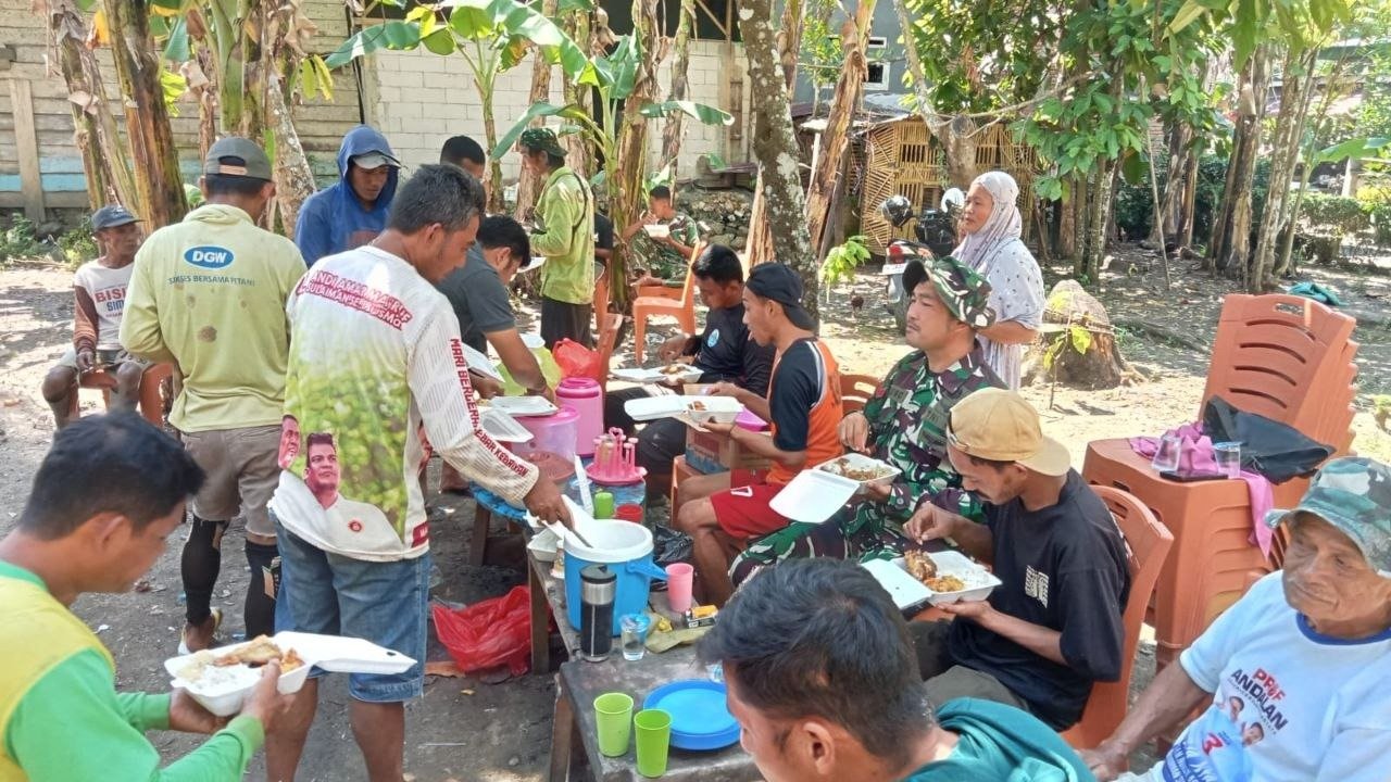 Kebersamaan TNI dan Warga Melalui Komsos dan Makan Bersama di TMMD