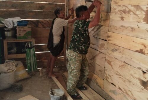 Pemasangan Sekat Dinding RTLH di Bone oleh Satgas TMMD
