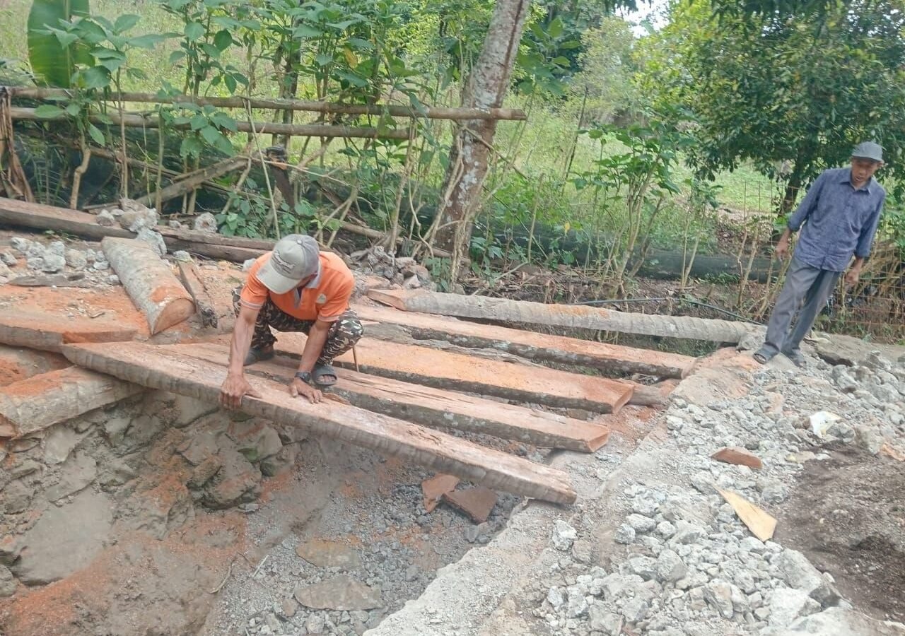 Upaya Pemeliharaan Jembatan Kayu oleh Sertu Ahmad Riyadi untuk Mendorong Proyek Jembatan Gantung TMMD