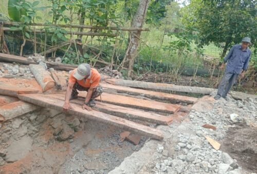 Upaya Pemeliharaan Jembatan Kayu oleh Sertu Ahmad Riyadi untuk Mendorong Proyek Jembatan Gantung TMMD