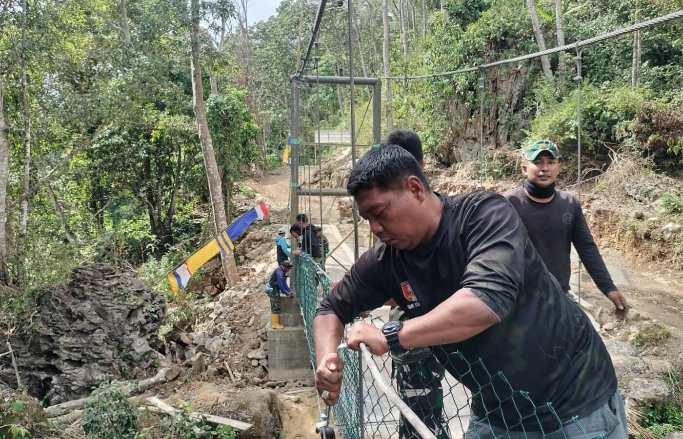 Pemasangan Jaring Pengaman Jembatan Gantung oleh Kapten Inf. Eko di Desa Pattuku