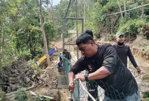 Pemasangan Jaring Pengaman Jembatan Gantung oleh Kapten Inf. Eko di Desa Pattuku
