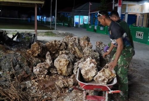 Kerja Santai Satgas TMMD Ke-129 Bersama Warga Pasang Tandon Air di Desa Umbele