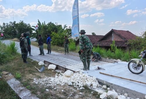 Kesiapan Pengecoran Jalan, Satgas TMMD 129 dan Warga Tlemang Lakukan Pembesian dan Bekisting