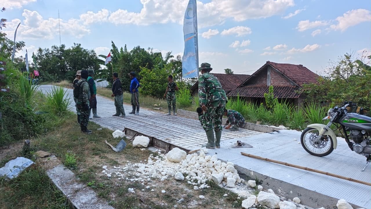 Kesiapan Pengecoran Jalan, Satgas TMMD 129 dan Warga Tlemang Lakukan Pembesian dan Bekisting