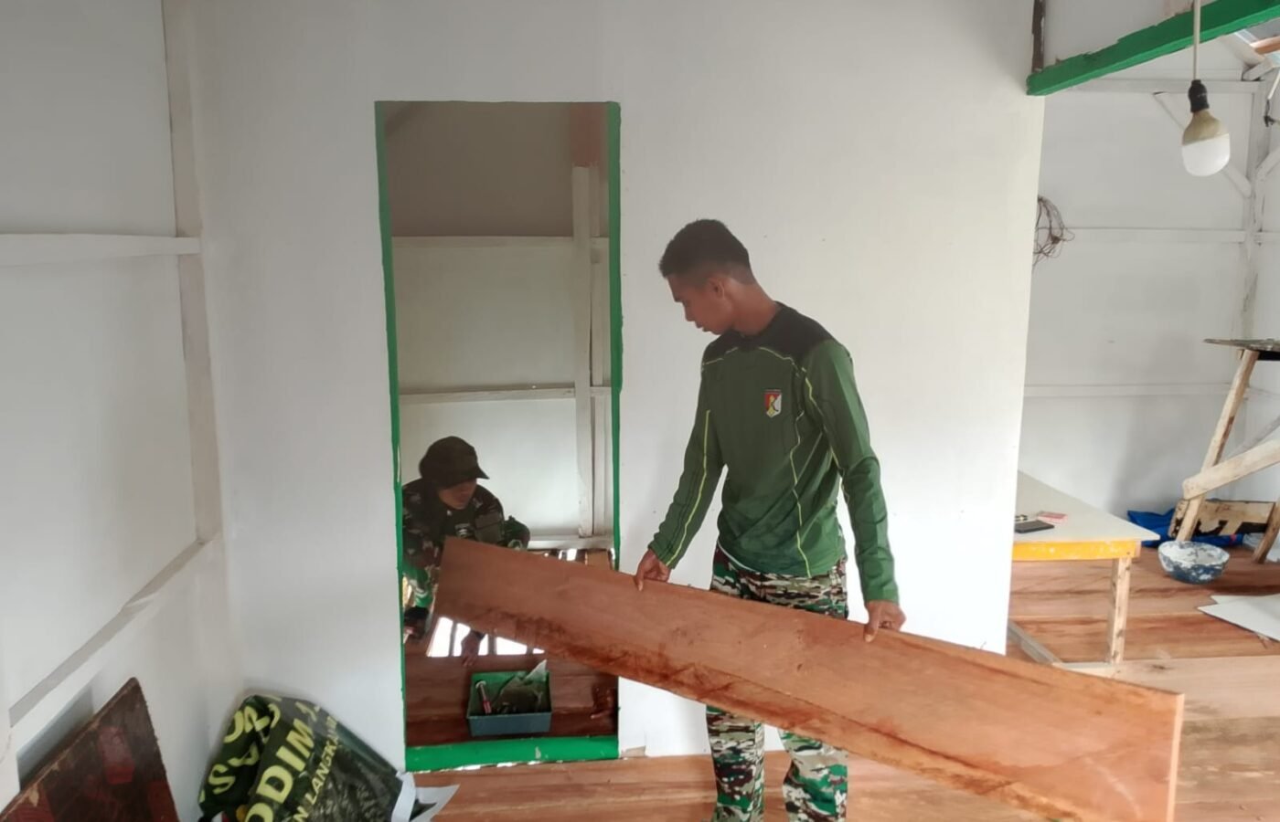 Kemajuan Renovasi RTLH Bapak Nardianto di Desa Polewali Tercapai Melalui Pemasangan Lantai