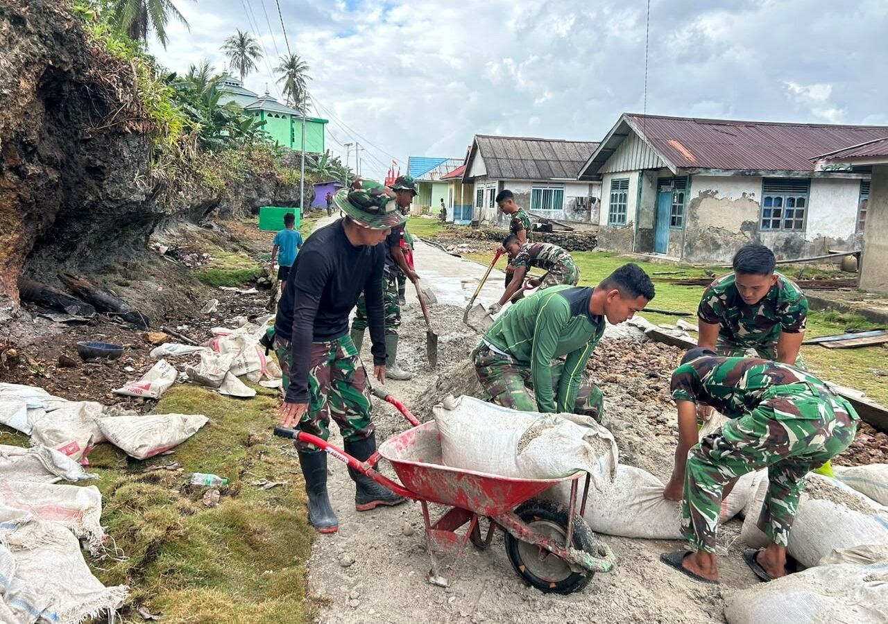 Kerja Sama TNI dan Warga Percepat Progres Rabat Beton di Polewali