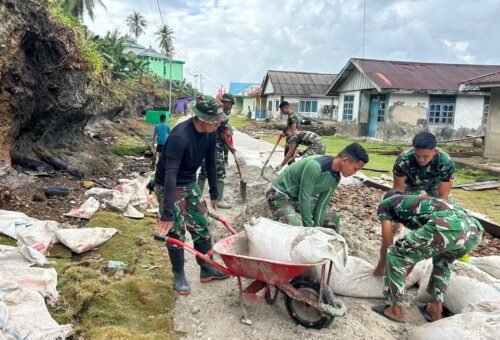 Kerja Sama TNI dan Warga Percepat Progres Rabat Beton di Polewali