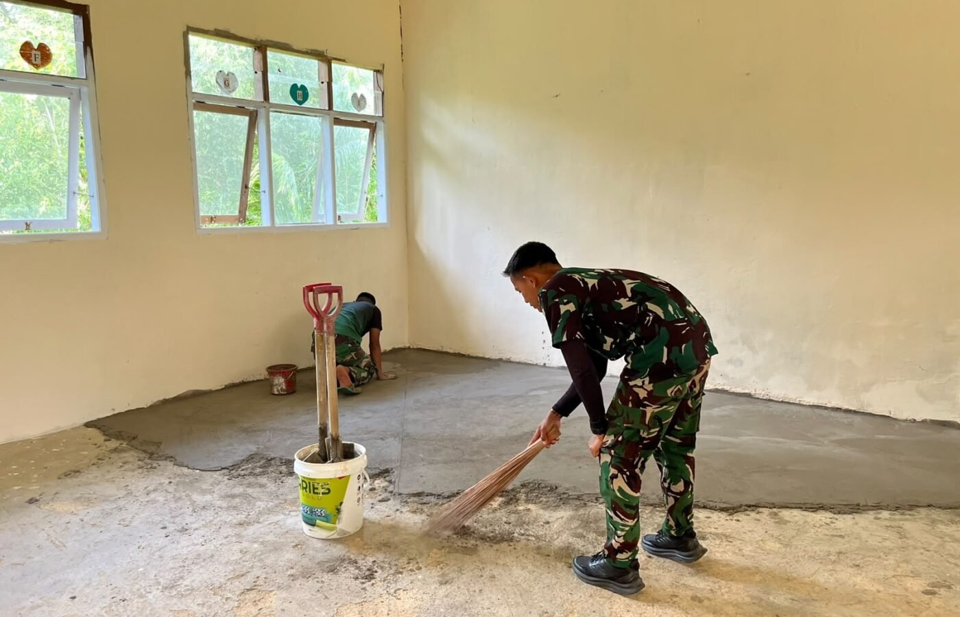 Kemajuan Renovasi SD Negeri Polewali Melalui Pengecoran Lantai