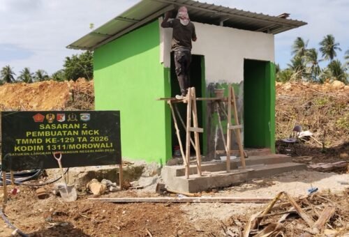 Penyelesaian Pengecatan MCK Masjid Desa Polewali Tunjukkan Kerja Keras Satgas TMMD