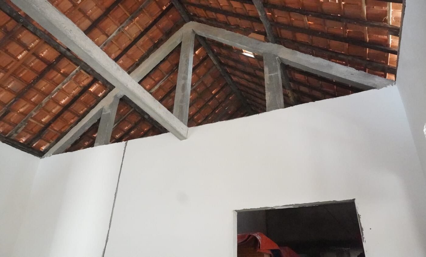 Kebahagiaan Ibu Siswati: Pemasangan Atap Rumah TMMD ke-129 di Dusun Bakon Tlemang Selesai
