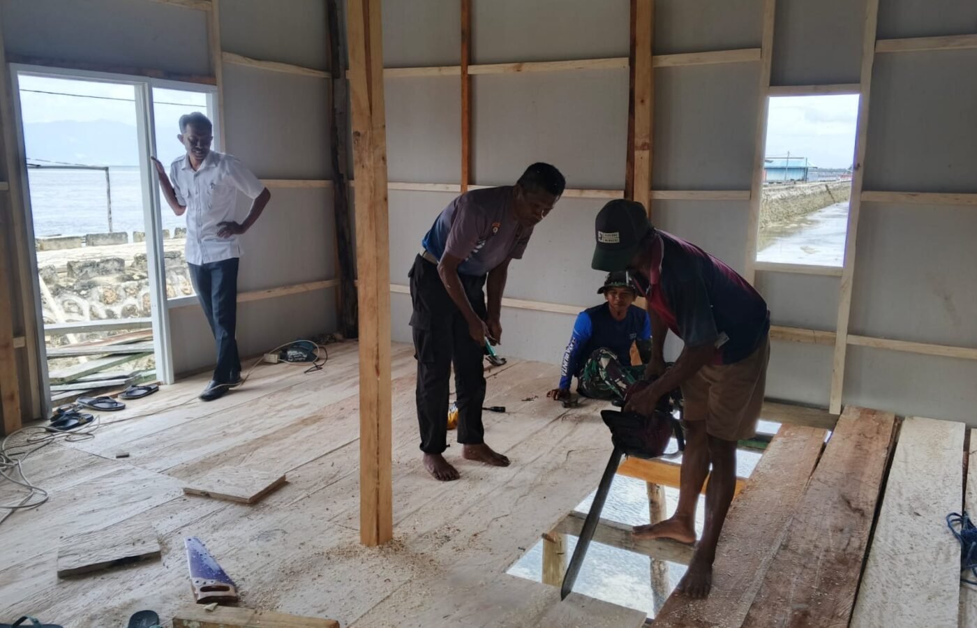 Kebersamaan TNI dan Polri dalam Memperbaiki Rumah Ibu Syamsiah