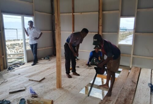 Kebersamaan TNI dan Polri dalam Memperbaiki Rumah Ibu Syamsiah