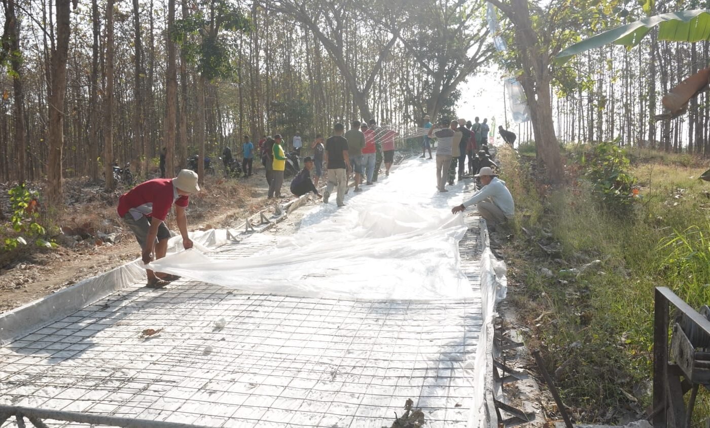 Sinergi TNI dan Masyarakat: Proyek TMMD ke-129 di Desa Tlemang Membentuk Jalan Berkualitas