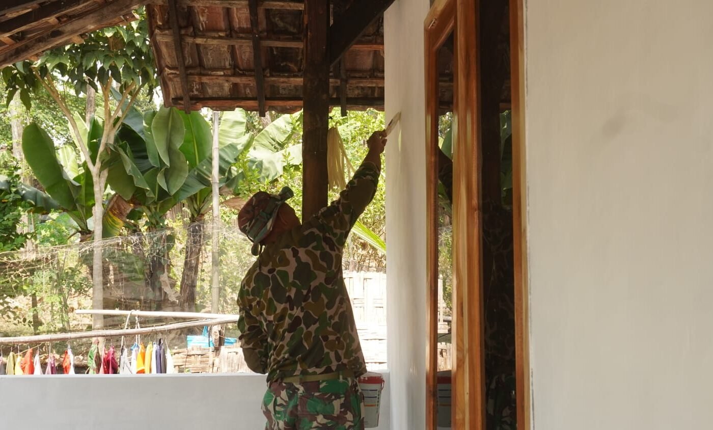 Transformasi Rumah Ibu Nurhayati: Aksi Prajurit Kodim 0812/Lamongan Berikan Harapan Baru
