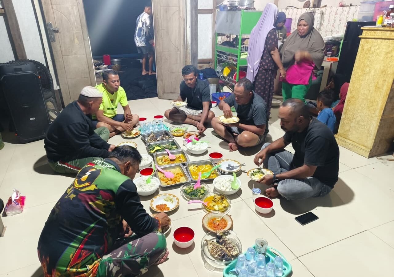 Keakraban Satgas TMMD dan Warga Melalui Makan Bersama