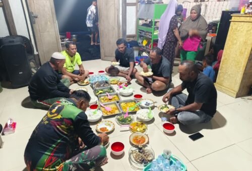 Keakraban Satgas TMMD dan Warga Melalui Makan Bersama