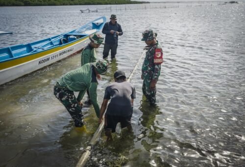 Pengawasan Sumber Air Bersih oleh Satgas TMMD Ke-129 di Desa Panimbawang
