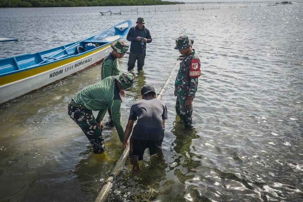 Pengawasan Sumber Air Bersih oleh Satgas TMMD Ke-129 di Desa Panimbawang
