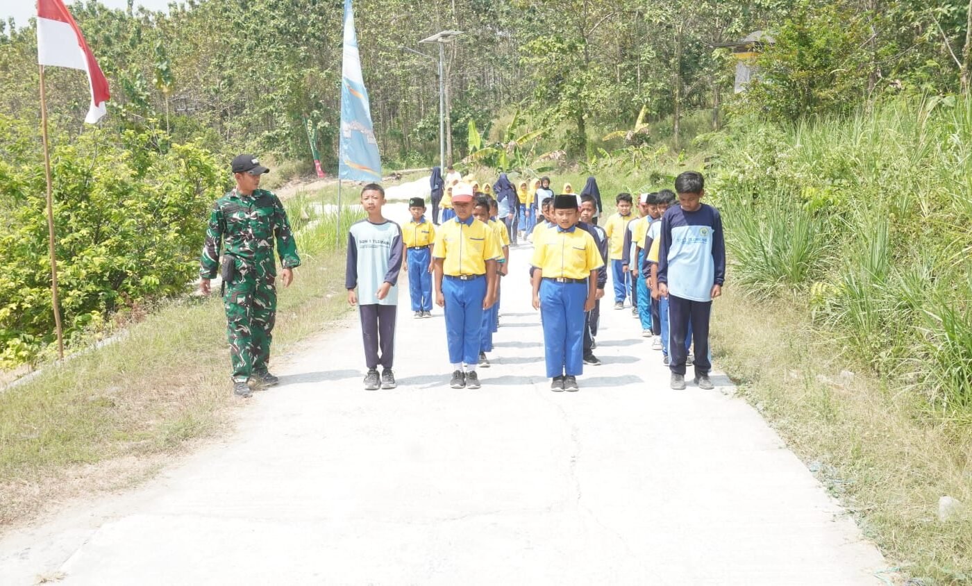 Bangkitkan Nasionalisme, Satgas TMMD 129 Kodim 0812/Lamongan Latih Kedisiplinan Siswa di SDN 1 Tlemang
