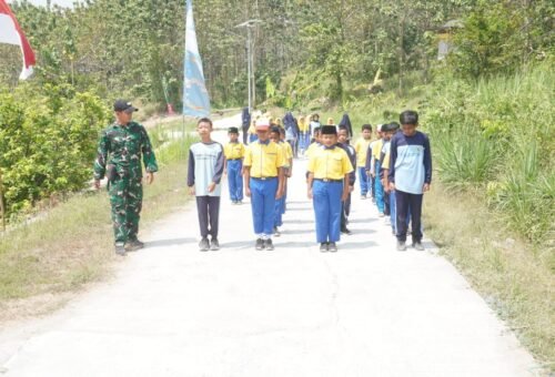 Bangkitkan Nasionalisme, Satgas TMMD 129 Kodim 0812/Lamongan Latih Kedisiplinan Siswa di SDN 1 Tlemang