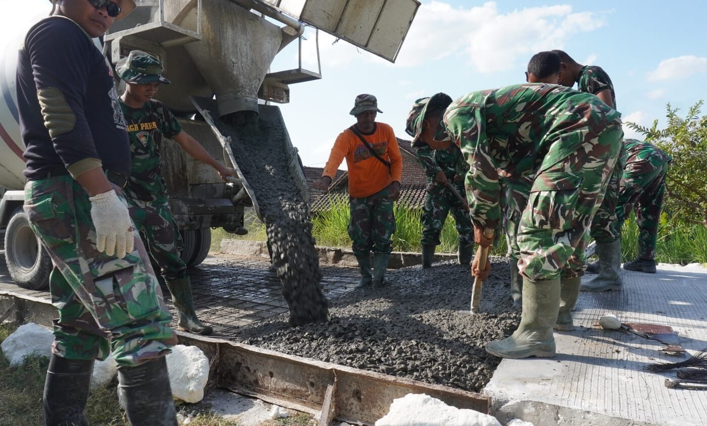 Kolaborasi Antara TNI dan Masyarakat Wujudkan Infrastruktur Jalan di Tlemang
