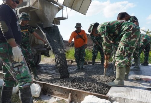 Kolaborasi Antara TNI dan Masyarakat Wujudkan Infrastruktur Jalan di Tlemang