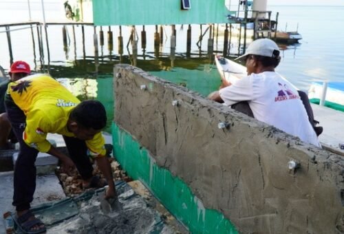 Kebersamaan dalam Gotong Royong, Satgas TMMD Ke-129 Bersama Warga Pasang Tandon Air Bersih di Umbele