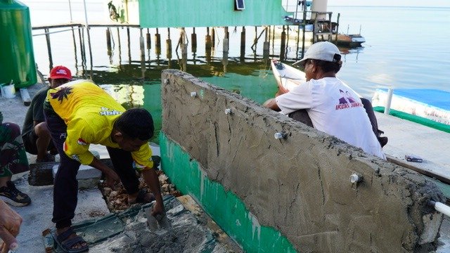 Kebersamaan dalam Gotong Royong, Satgas TMMD Ke-129 Bersama Warga Pasang Tandon Air Bersih di Umbele