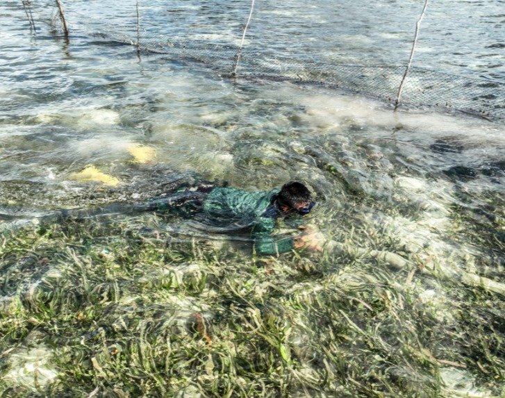 TNI Beraksi: Tim TMMD Ke-129 Memeriksa Kebocoran Pipa Air Bersih di Laut