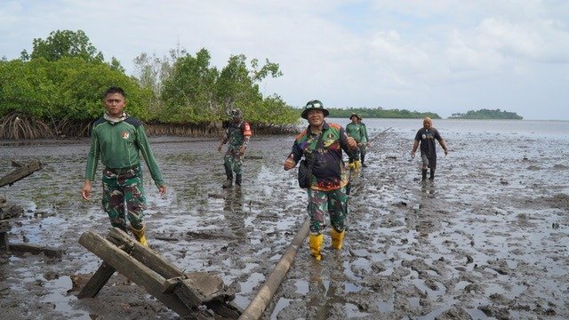 Dedikasi Tinggi, Satgas TMMD Lewati Medan Sulit Demi Akses Air Bersih yang Optimal